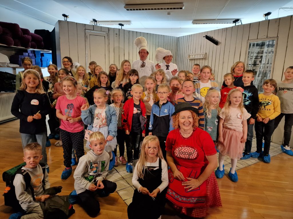 Przedstawienie teatralne  – wizyta teatru Baj i Batida w Szkole Polskiej w Viborgu