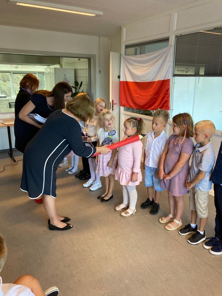 Pasowanie dzieci na uczniów Szkoły Polskiej przy Ambasadzie RP w Kopenhadze z siedzibą w Viborgu