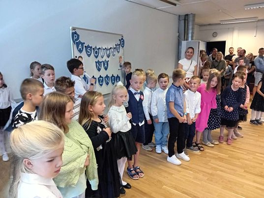 Pasowanie dzieci na uczniów Szkoły Polskiej im. Urszuli Ledóchowskiej przy Ambasadzie RP w Kopenhadze z siedzibą w Viborgu