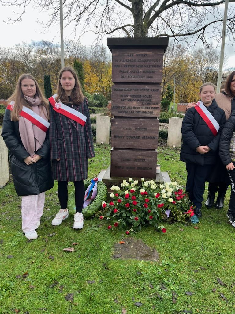 Święto Zmarłych – zapalamy znicze na grobach polski lotników w Allestrup