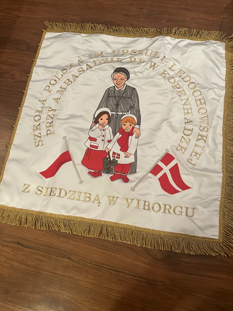 Sztandar Szkoły Polskiej im. Urszuli Ledóchowskiej przy Ambasadzie RP w Kopenhadze z siedzibą w Viborgu