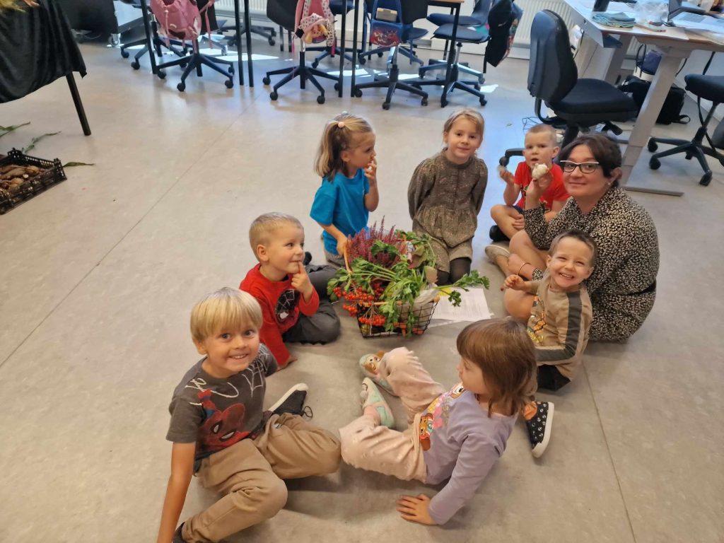 Powitanie jesieni przez dzieci z oddziału dziecięcego