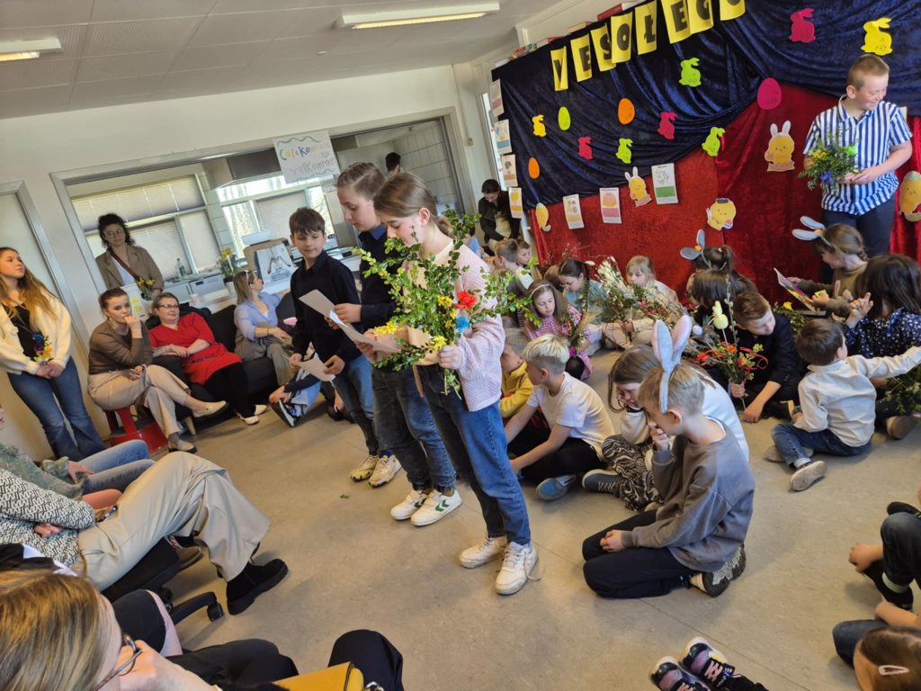 Śniadanie wielkanocne, warsztaty robienia palm i pisanek, a także przestawienie wielkanocne.