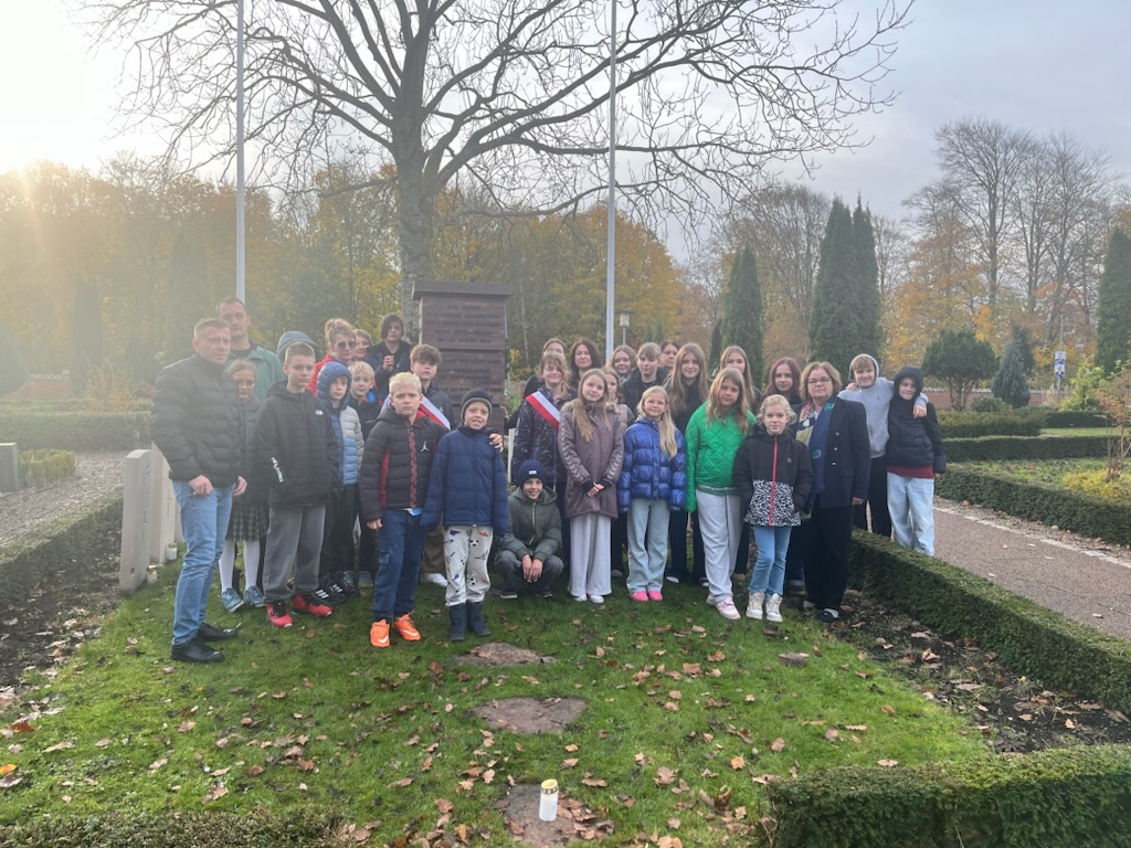 Apel przy grobach polskich lotników w Ålestrup