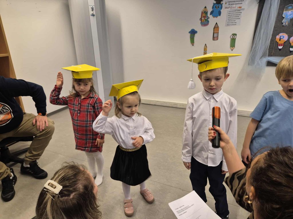 Pasowanie dzieci z oddziału dziecięcego